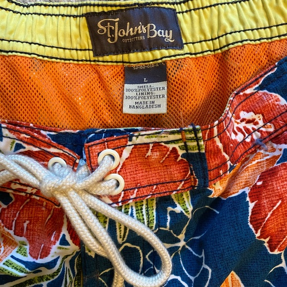 Hawaiian print swim trunks - Picture 2 of 3